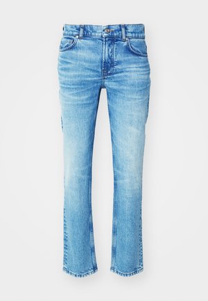 Blugi din denim albastru cu o spălare decolorată, design cu picioare drepte și tiv brut. Prezintă un stil cu cinci buzunare și detalii din metal la nasturi.