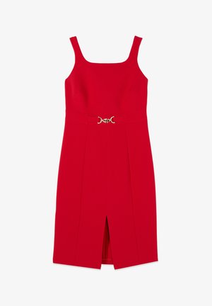 Czerwona sukienka bez rękawów do kolan z kwadratowym dekoltem, taliowana z małą srebrną klamrą i rozcięciem z przodu.