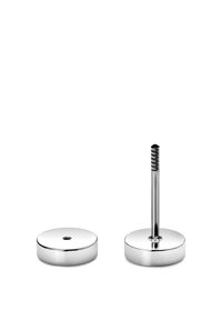 Metall skrivbordsorganisatör med en cirkulär bas och en vertikal post, i polerat krom. Har en slät yta och en minimalistisk design.