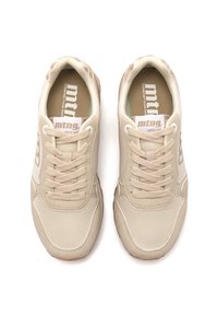 Zapatillas deportivas beige con parte superior de malla y cuero sintético, cordones planos, plantillas acolchadas y suelas de goma color caramelo. Logotipo en el lateral.