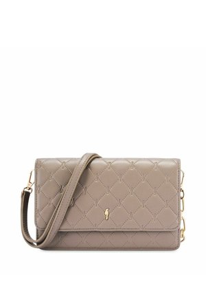 Beżowa pikowana skórzana torba na ramię z złotym zapięciem i regulowanym paskiem na białym tle.