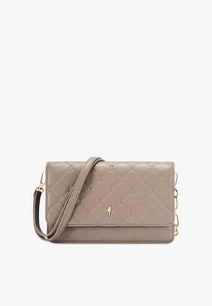 Beżowa pikowana skórzana torba na ramię z złotym zapięciem i regulowanym paskiem na białym tle.