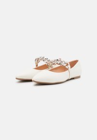 Ballerine bianche a punta realizzate in pelle con suola piatta. Presentano una catena decorativa in argento sulla parte superiore del piede e una finitura liscia.