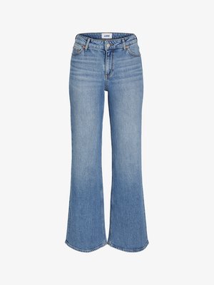 Vaqueros de mezclilla de color azul claro, acampanados, con una cintura alta. Presentan bolsillos delanteros, una cremallera y un ligero desgaste. Las costuras son visibles a lo largo de los bordes.