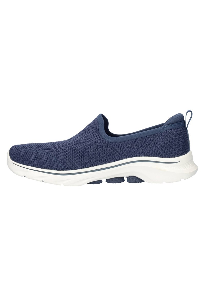 Zapato deslizante de malla en color marino con una suela blanca lisa, punta redondeada y un detalle mínimo. Cuenta con una pestaña en el talón para facilitar su uso.