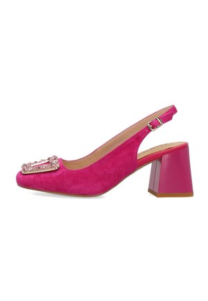 Roze suède slingback schoen met blokhak en versierde rechthoekige gesp op de neus, voorzien van een verstelbare enkelband met zilveren gesp.