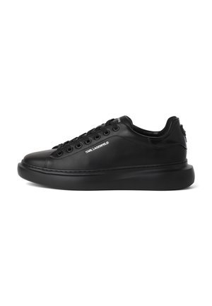Schwarzer flacher Ledersneaker mit dicker Sohle, schwarzen Schnürsenkeln und „KARL LAGERFELD“-Logo an der Seite.