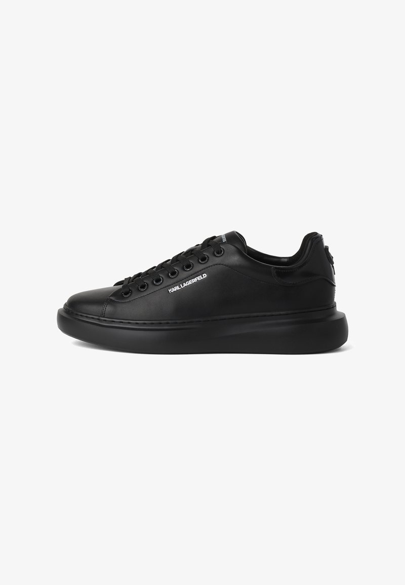 Μαύρο δερμάτινο sneaker χαμηλού ύψους με χοντρή σόλα, μαύρα κορδόνια και λογότυπο "KARL LAGERFELD" στην πλευρά.