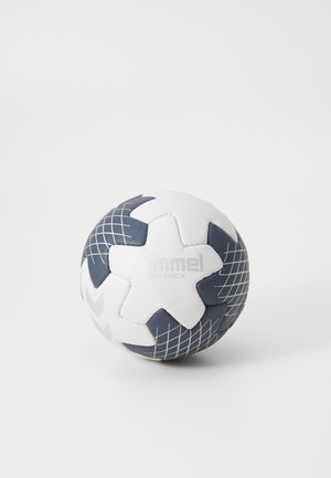 Balón de balonmano con un diseño blanco y marino. Paneles hexagonales con patrones en cuadrícula y acentos. "Kimmel STAR MATCH" impreso en la superficie.