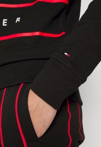 Tommy Hilfiger LARGE FLAG HOODY - Camisola - black