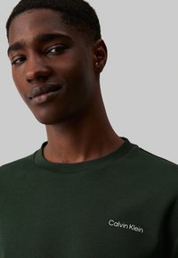 Calvin Klein MICRO LOGO - T-shirt basic - midnight forest