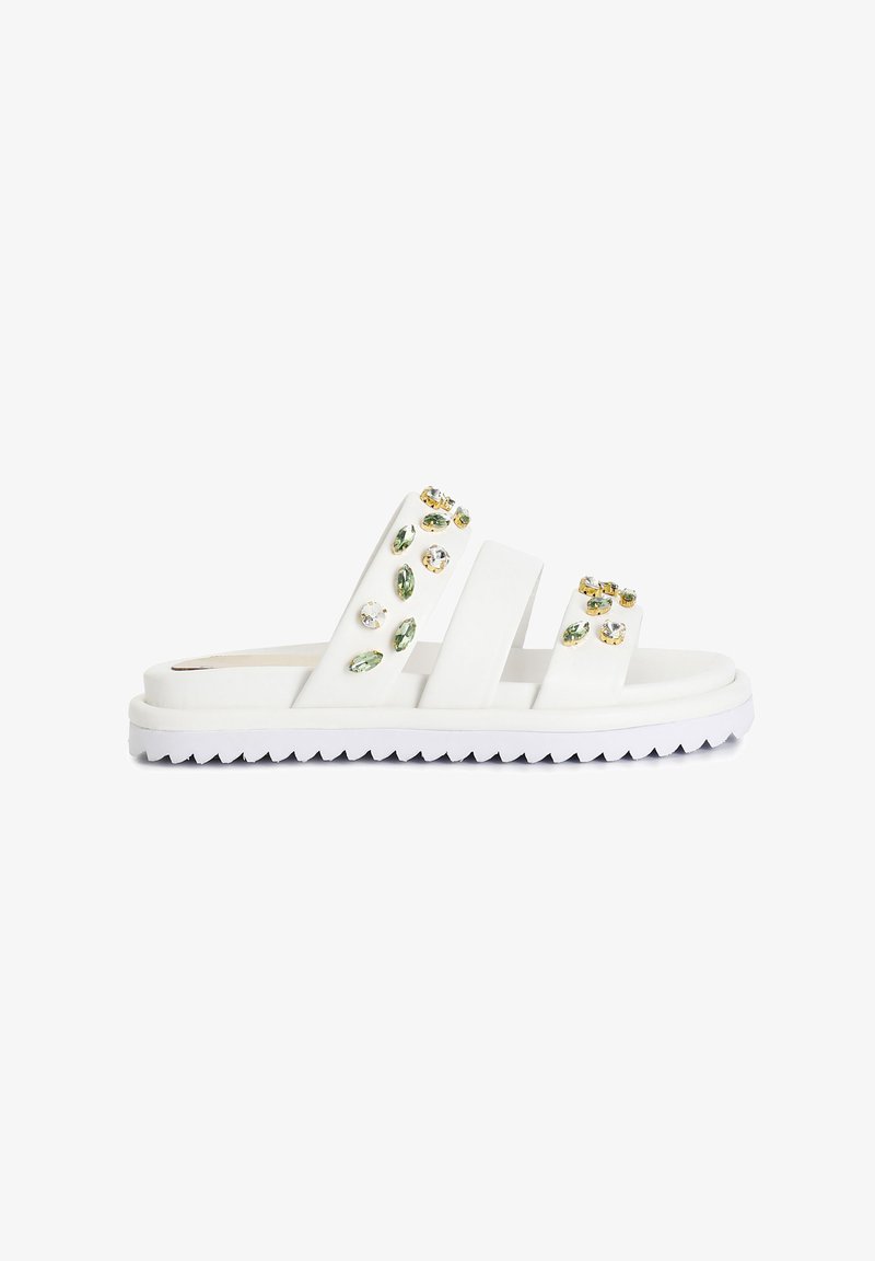 Sandale albe cu talpă joasă, având trei curele late, decorate cu strasuri multicolore, având o talpă texturată pentru aderență.