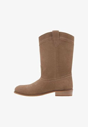 Rjave semiš škornje za cowboye s šivanim detajli, koničastim nosom in zmerno peto. Gladka tekstura in strukturiran dizajn povečujeta vzdržljivost.