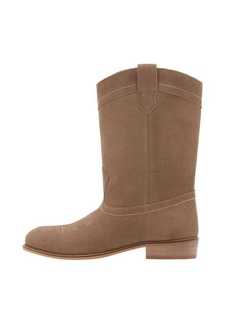 Bota de cowboy de ante marrón con detalles de costura, punta afilada y un tacón moderado. La textura suave y el diseño estructurado aumentan la durabilidad.