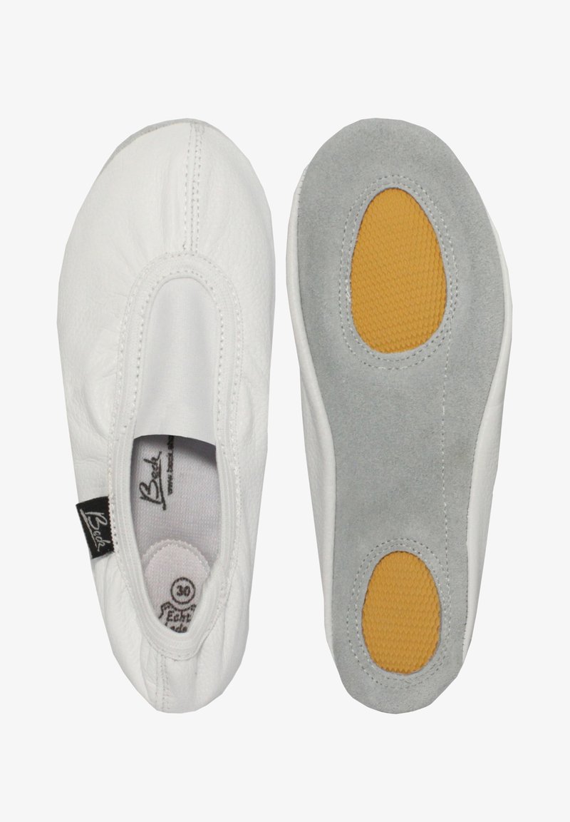 Weiße Leder-Balletschuhe mit elastischem Einstieg. Die Sohle besteht aus grauem Wildleder mit einem gelben Gummieinsatz für besseren Halt. Mit einem kleinen Etikett versehen.