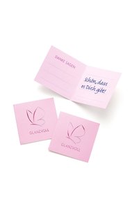 Rozā sveicienu kartiņa ar izspiestu tauriņa logo un tekstu "DANKE SAGEN:". Iekšpusē ir roku raksta stila ziņojums ziliem tintes burtiem.