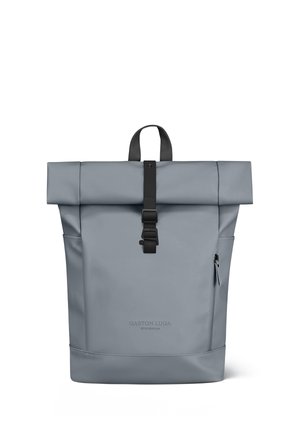 Grijze roll-top rugzak met zwarte gespband, zijritsvak, draaghandvat en logo "Gaston Luga Stockholm" aan de voorkant.