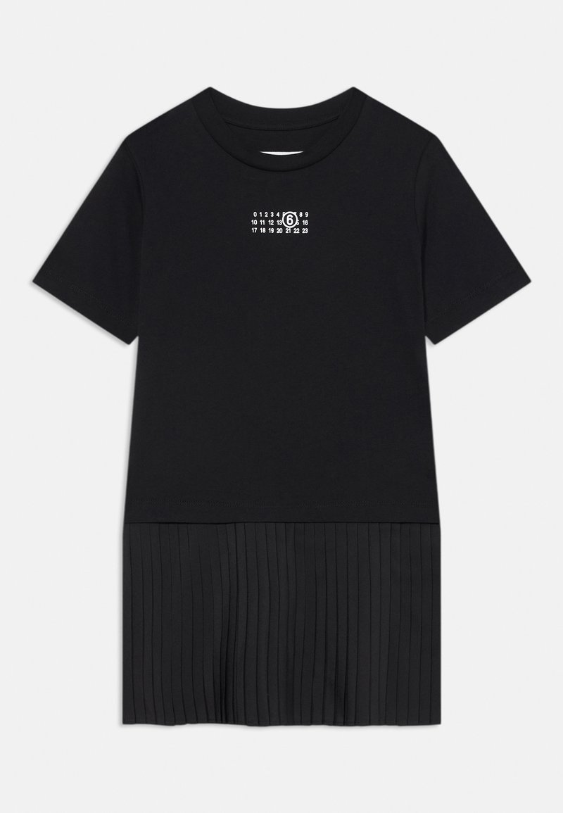 Svart t-shirt med korta ärmar och rund halsringning. Har en plisserad nedre del och en liten grafisk bild på framsidan.