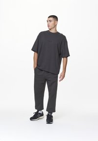 Pegador LOGO BOXY TEE - Basic póló - washed volcano grey