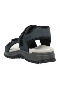 Svart och grå sandal med meshdetaljer, justerbar rem, vadderad grå innersula och texturerad svart yttersula för bra grepp.