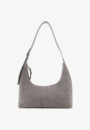 Borsa a tracolla in pelle intrecciata grigia con manico curvo, caratterizzata da una superficie texture e una chiusura con zip. Forma compatta e rettangolare.