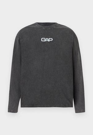 Maglia a maniche lunghe grigio scuro con scollo rotondo e logo bianco "GAP" al centro del petto, mostrata su uno sfondo chiaro e uniforme.