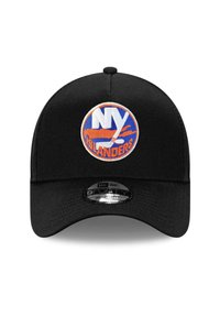 Schwarze Baseballmütze mit einem runden, gestickten Logo, das "NY Islanders" in Orange und Blau zeigt. Der Schirm ist gebogen und hat eine strukturierte Oberfläche.