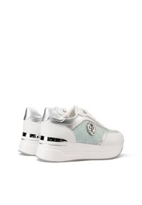 Sneaker bianco con tessuto verde menta caratterizzato da un motivo a logo circolare e dettagli metallici argento. Suola chunky per un'altezza extra.