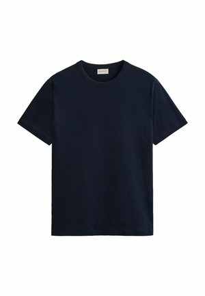 Camiseta sencilla de algodón azul marino de manga corta con cuello redondo, doblada cuidadosamente sobre fondo blanco.