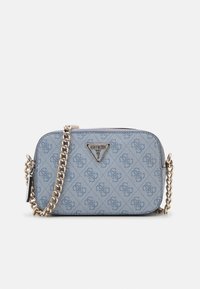 Světle modrá crossbody taška z texturované látky s logem a stříbrným řetízkem s trojúhelníkovým kovovým akcentem loga.
