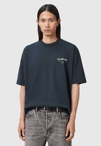 Μπλουζάκι από βαμβάκι σκούρου ναυτικού χρώματος με κοντά μανίκια και στρογγυλή λαιμόκοψη, με λευκό λογότυπο "ALLSAINTS" τυπωμένο στο αριστερό στήθος.
