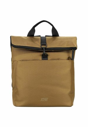 Sac à dos en tissu beige avec rabat, fermeture éclair noire et boucle, et poignée noire sur fond blanc.