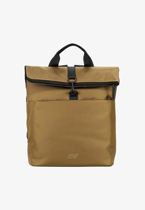 Sac à dos en tissu beige avec rabat, fermeture éclair noire et boucle, et poignée noire sur fond blanc.