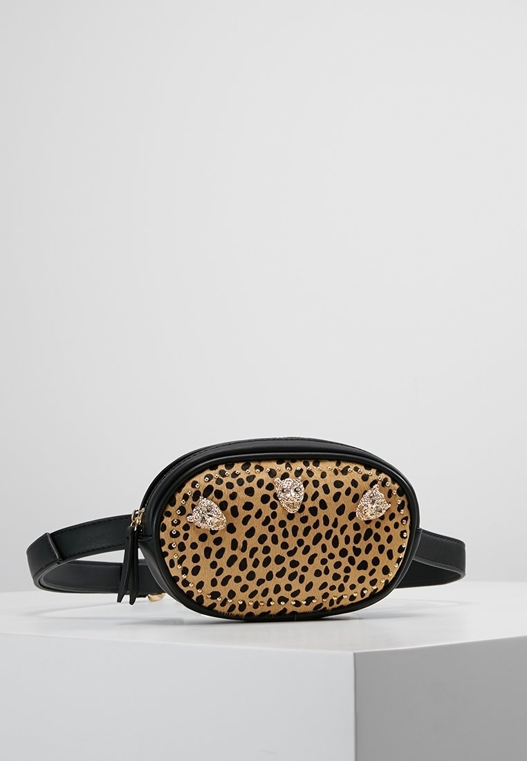 Czarna nerka z ekologicznej skóry z przodem w złoty wzór w cętki lamparta, ozdobiona srebrnymi akcentami i ćwiekami.