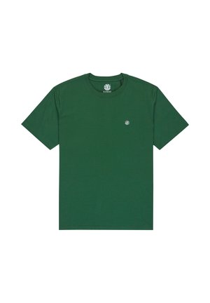 Camiseta de algodón verde con mangas cortas, cuello redondo y un pequeño logo en el pecho. Textura suave con un ajuste relajado.