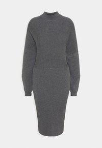 Graues, geripptes Strickkleid mit einem Stehkragen, langen Ärmeln und figurbetonter Silhouette, das einen strukturierten Oberteil und einen glatten unteren Abschnitt aufweist.