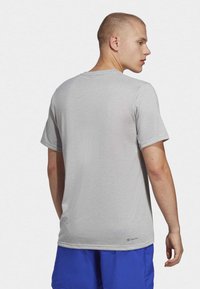 adidas Performance TRAIN ESSENTIALS COMFORT - Sportfelső - medium grey heather   white   black