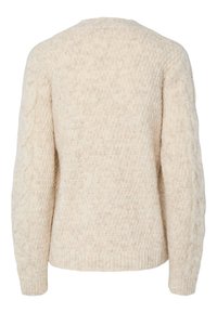 Μπεζ πλεκτό πουλόβερ με υφή στο κορμό και μανίκια με πλεξούδες. Διαθέτει στρογγυλή λαιμόκοψη και ριμπ μανσέτες. Μαλακό ύφασμα μεσαίου βάρους.