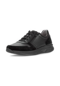 Sneaker casual nera con lacci e zip laterale, tomaia in pelle e camoscio, suola spessa, angolata per mostrare il lato esterno e il davanti.