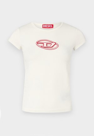 Creme kortærmet T-shirt lavet af bomuld. Har et rødt broderet logo i oval form på fronten. Crew neck design.
