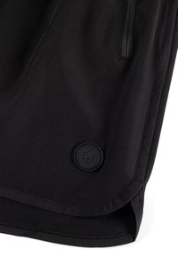 Czarne szorty sportowe wykonane z gładkiego materiału, z bokiem zamkiem błyskawicznym oraz okrągłą czarną naszywką z logo blisko nogawki.