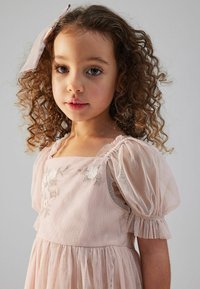 Helles rosa Kleid mit puffierten Tüllärmeln, floraler Stickerei am Oberteil und Rüschenakzenten. Glatter Stoff mit einer weichen Textur.