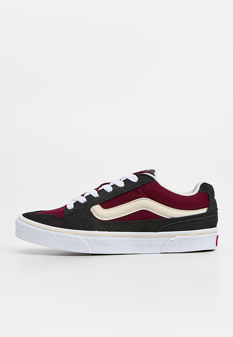 Zapatillas Vans con parte superior de ante negro y burdeos, cordones blancos, detalles en crema y suela de goma blanca. Diseño clásico con un acabado texturizado.