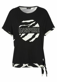 Schwarzes T-Shirt mit kurzen Ärmeln, ausgestattet mit einem weißen, runden Grafikdesign, das den Text "INSPIRE" zeigt. Der Saum hat einen Akzent im Zebra-Print und eine Bindung.