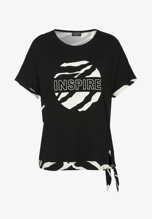 Schwarzes T-Shirt mit kurzen Ärmeln, ausgestattet mit einem weißen, runden Grafikdesign, das den Text "INSPIRE" zeigt. Der Saum hat einen Akzent im Zebra-Print und eine Bindung.