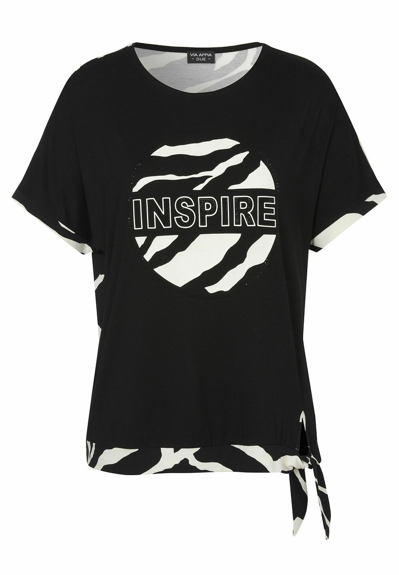 Schwarzes T-Shirt mit kurzen Ärmeln, ausgestattet mit einem weißen, runden Grafikdesign, das den Text "INSPIRE" zeigt. Der Saum hat einen Akzent im Zebra-Print und eine Bindung.