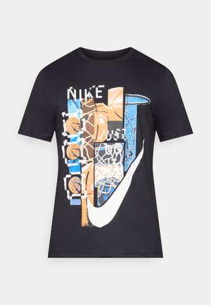 Svart t-skjorte med korte ermer, med et fargerikt grafisk design av basketballer og Nike-logoen i hvitt og oransje aksenter.
