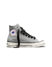 Grå høy-topp Converse All Star-sneaker med svarte lisser, hvit gummisåle og logopatch på ankelen mot hvit bakgrunn.