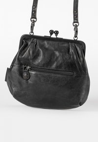 Borsa a mano in pelle nera, dalla forma arrotondata, design plissettato, con chiusura magnetica e tasca esterna con zip. Caratterizzata da una tracolla removibile e una superficie liscia.