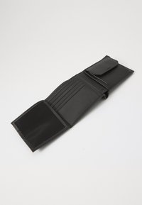 Portofel din piele neagră, cu multiple sloturi pentru carduri, o buzunare din plasă și închidere cu clapetă. Are o textură netedă și o formă rectangulară.